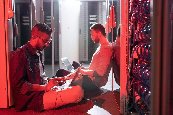 Comment configurer une station de travail CAO/DAO pour des performances optimales?